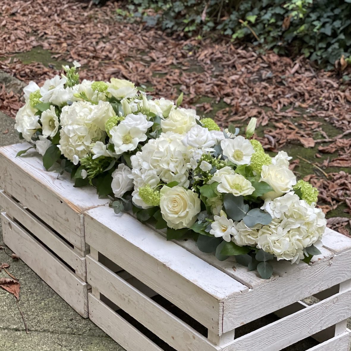 Dessus de cercueil fleurs blanches