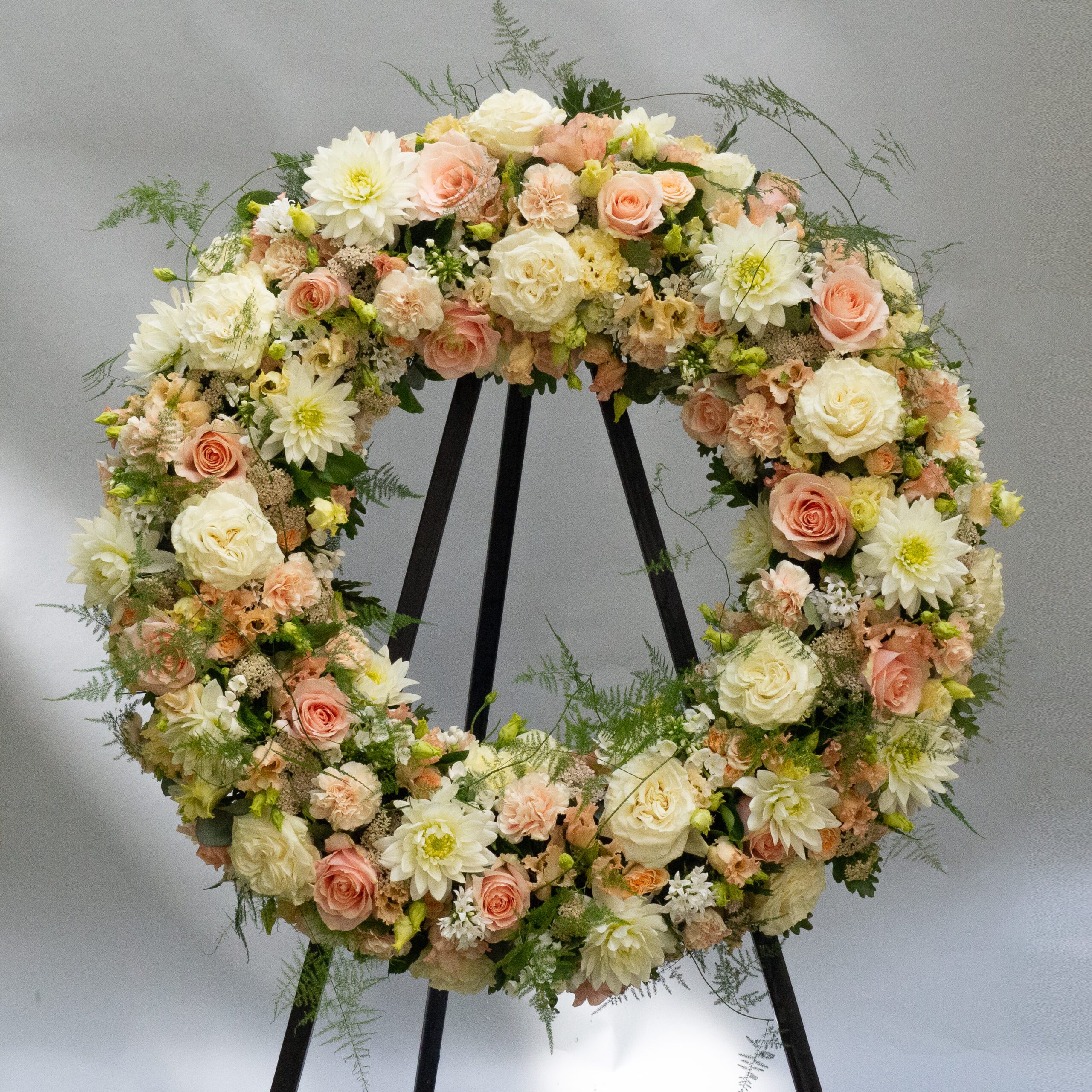 couronne-deuil-sur-pied-sans-bandeau-sans-tag-atelier-lavarenne