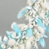 détail couronne de fleurs séchées bleu et blanc