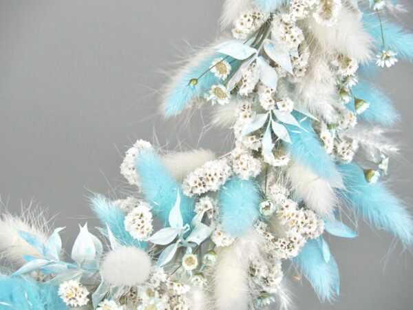 détail couronne de fleurs séchées bleu et blanc