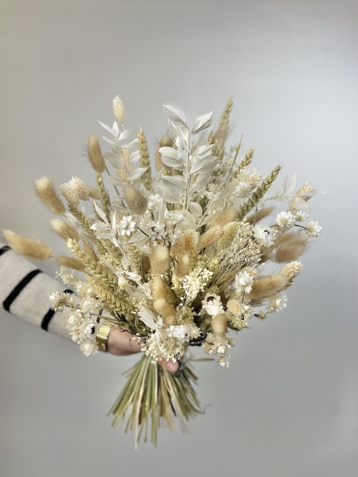 bouquet de fleurs séchées blanches