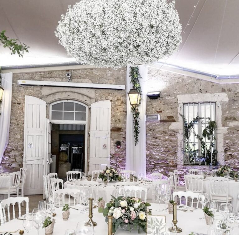 Composition floral table mariage chateau chapeau cornu Mariage Atelier Lavarenne