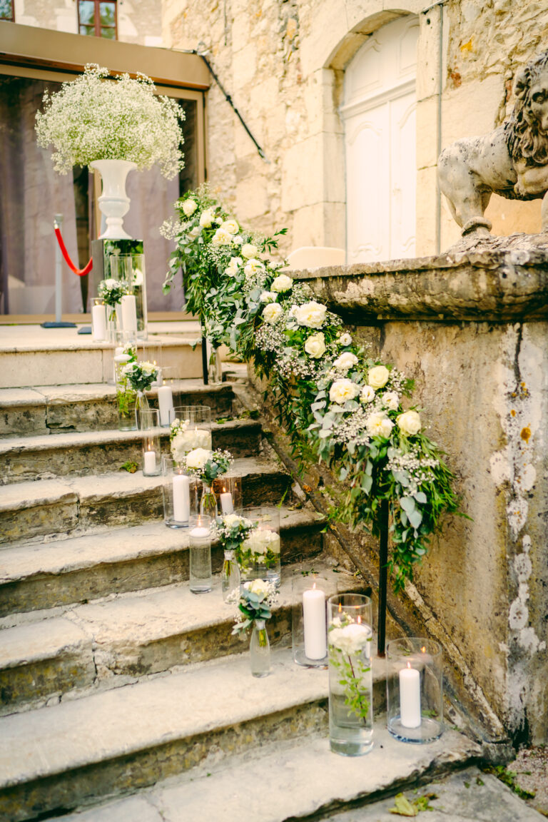 Composition floral escalier mariage chateau chapeau cornu Mariage Atelier Lavarenne