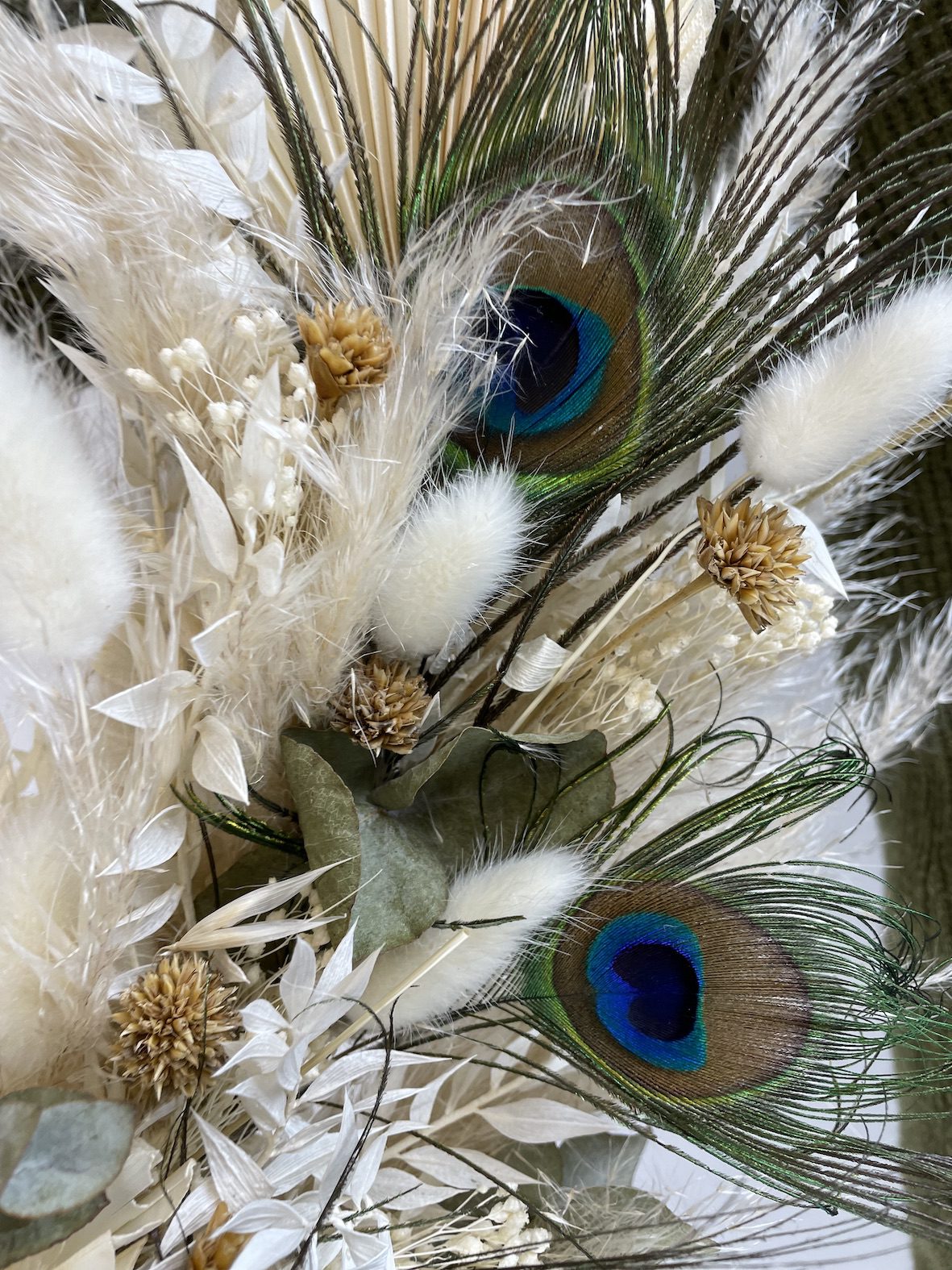 détail couronne fleurs séchées plume de paon