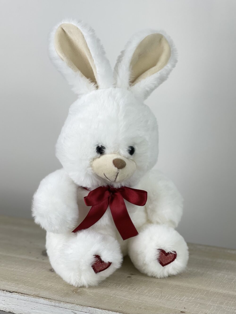 Mignon Lapin En Peluche Avec Carotte Est Assis Flou D'arrière-plan  D'éclairage Doux Et Chaud