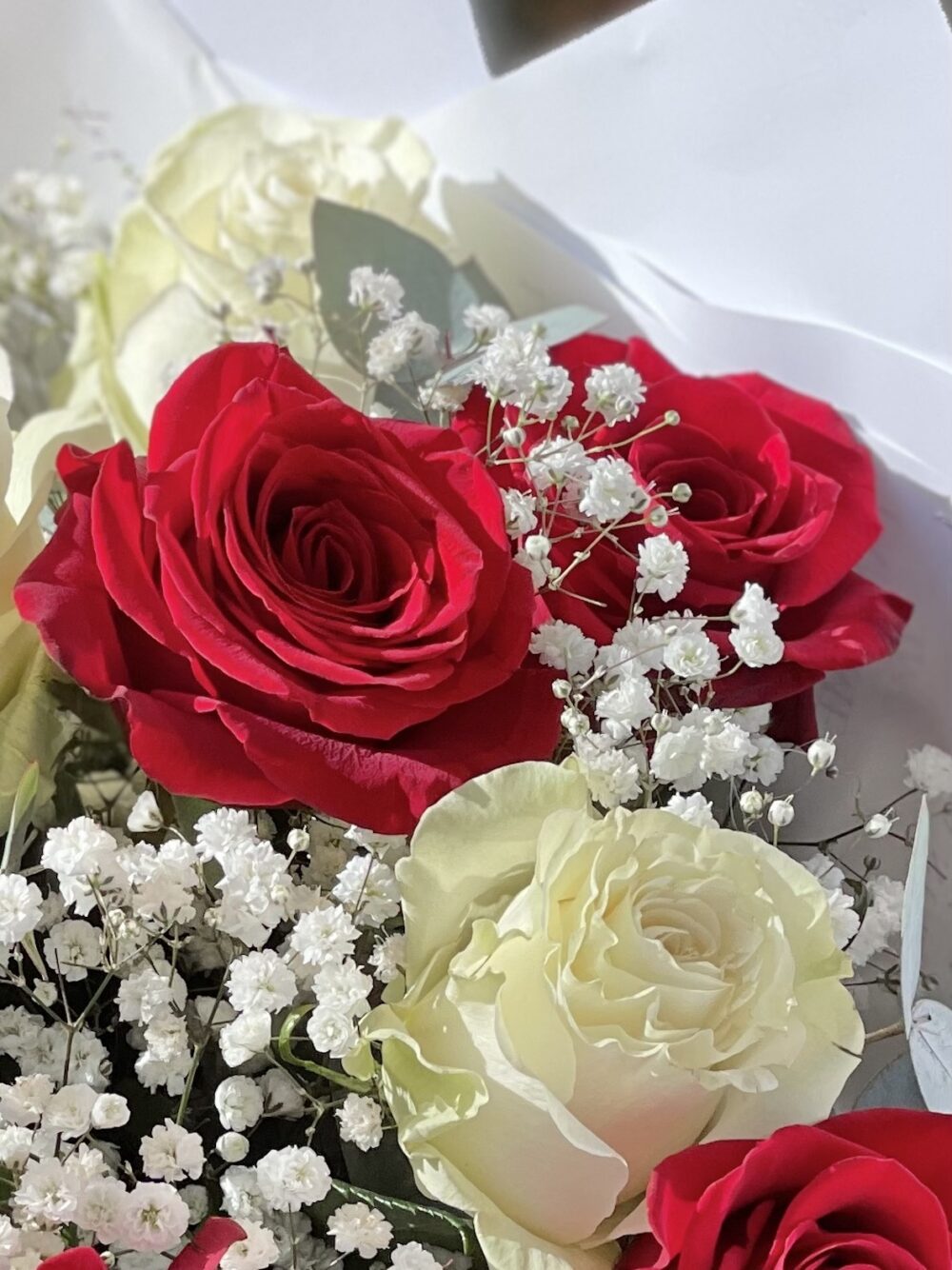 Zoom Bouquet "Intemporel" roses rouges et blanches