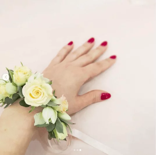 bracelet fleuri, fleurs blanches