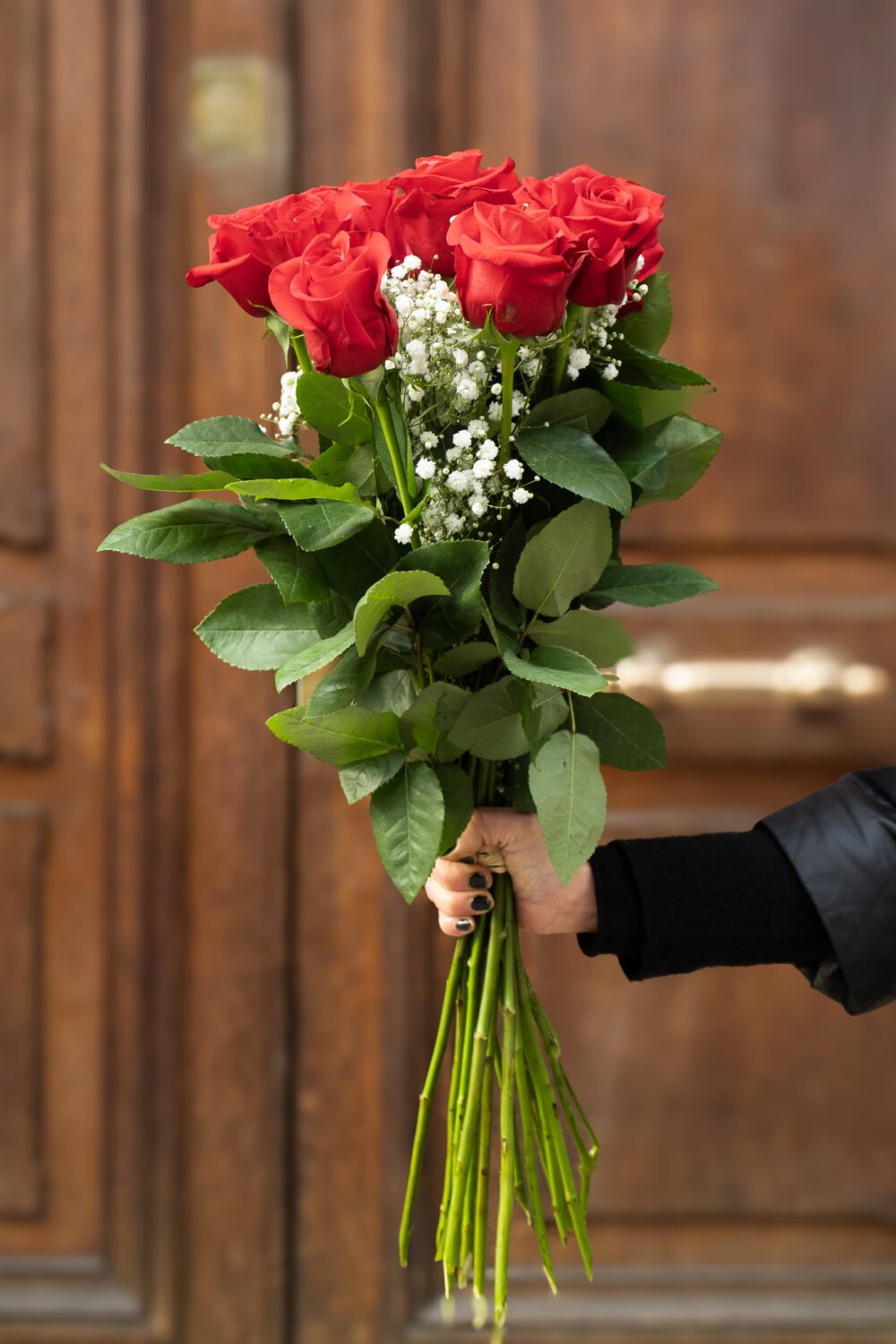 bouquet de 12 roses rouges fond porte en bois