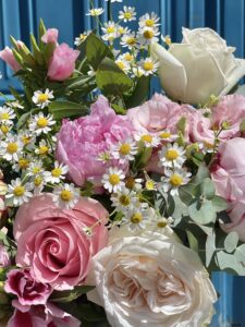 Bouquet du mois avec des pivoines sarah bernhardt