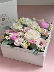 Coffret du mois avec des pivoines et des roses