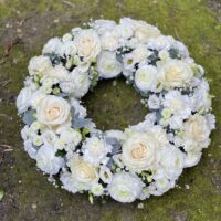 Couronne funéraire fleurs blanches