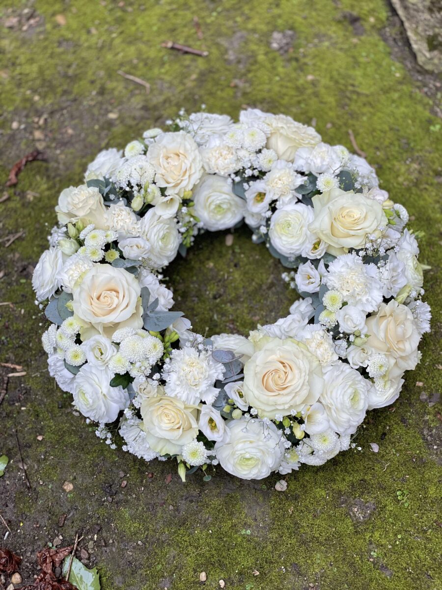 Couronne funéraire fleurs blanches