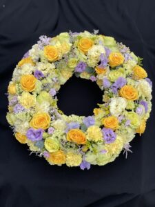 Couronne de fleurs funérailles jaune violet