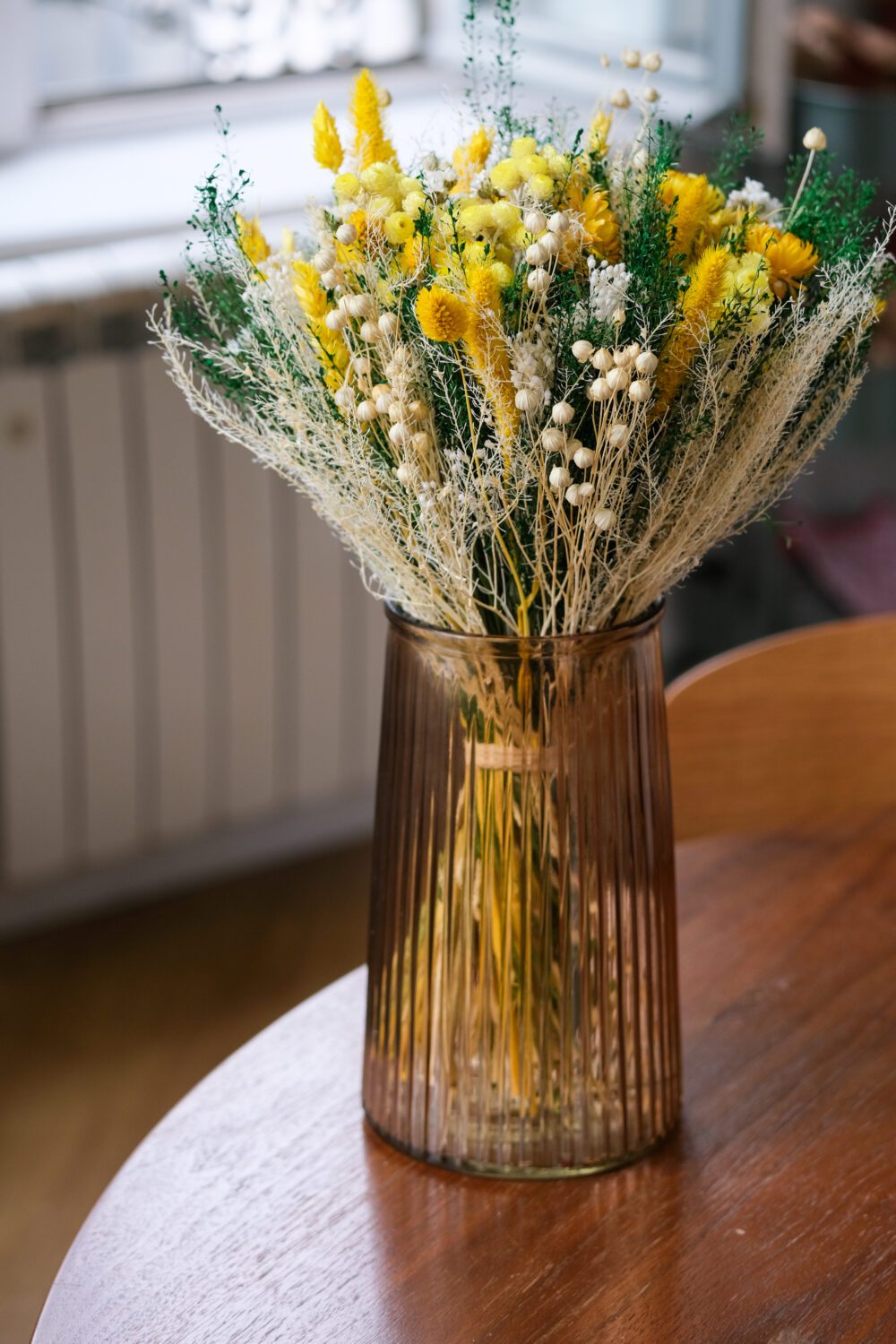 bouquet de fleurs séchées jaunes et verts
