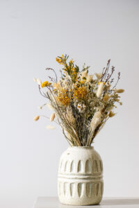 Bouquet de fleurs séchées blanc et jaune