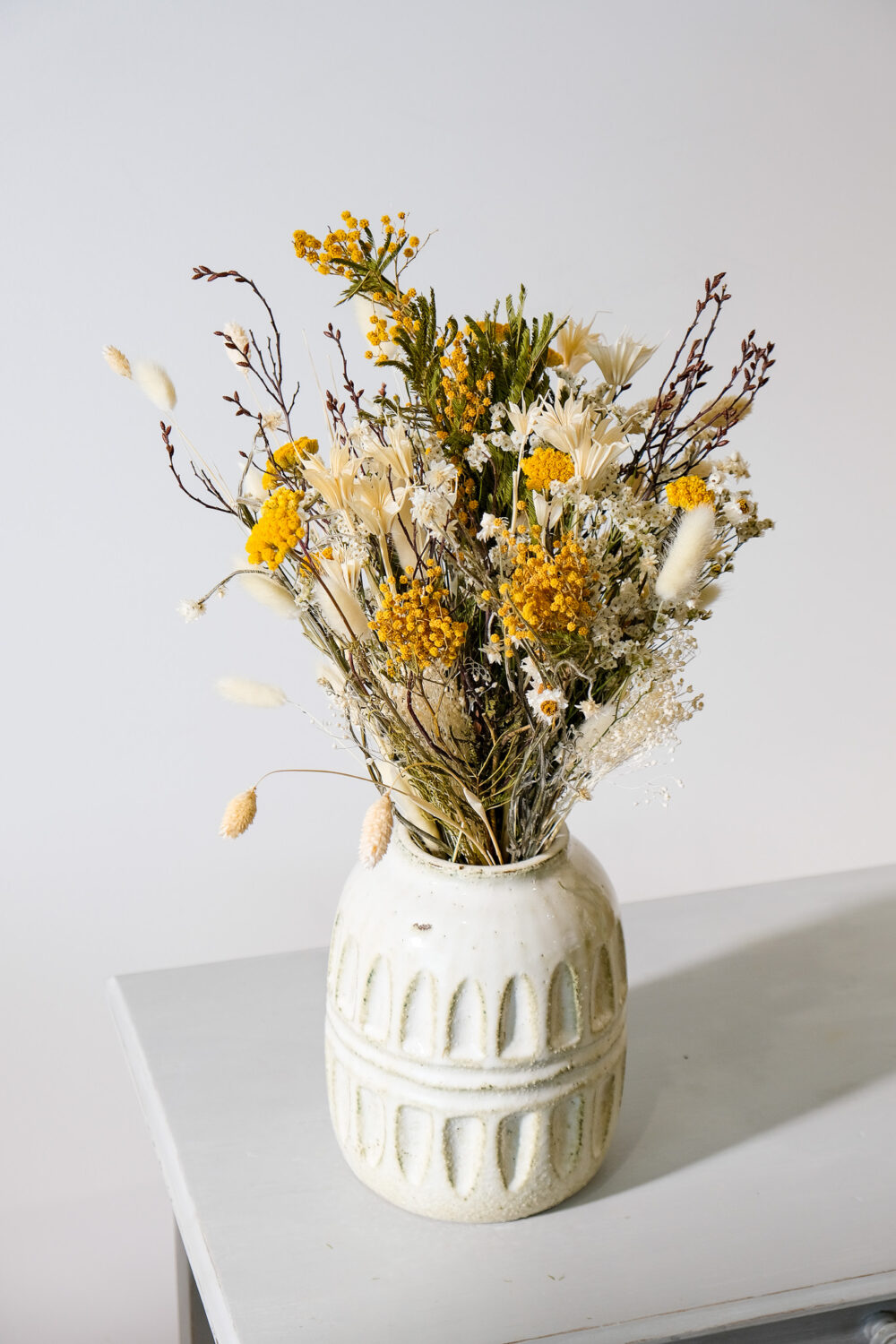 Bouquet de fleurs séchées blanc et jaune