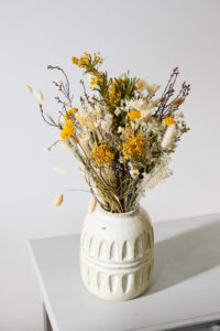 Bouquet de fleurs séchées blanc et jaune