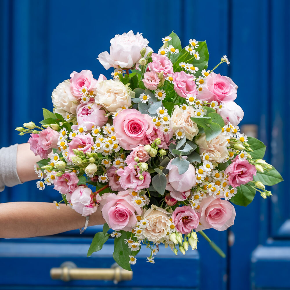 bouquet de fleurs fraiche sur fon porte bleue