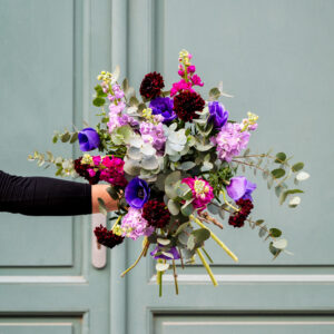 Bouquet élégant et coloré de fleurs françaises, avec anémones violettes et fleurs de saison, par Atelier Lavarenne à Lyon