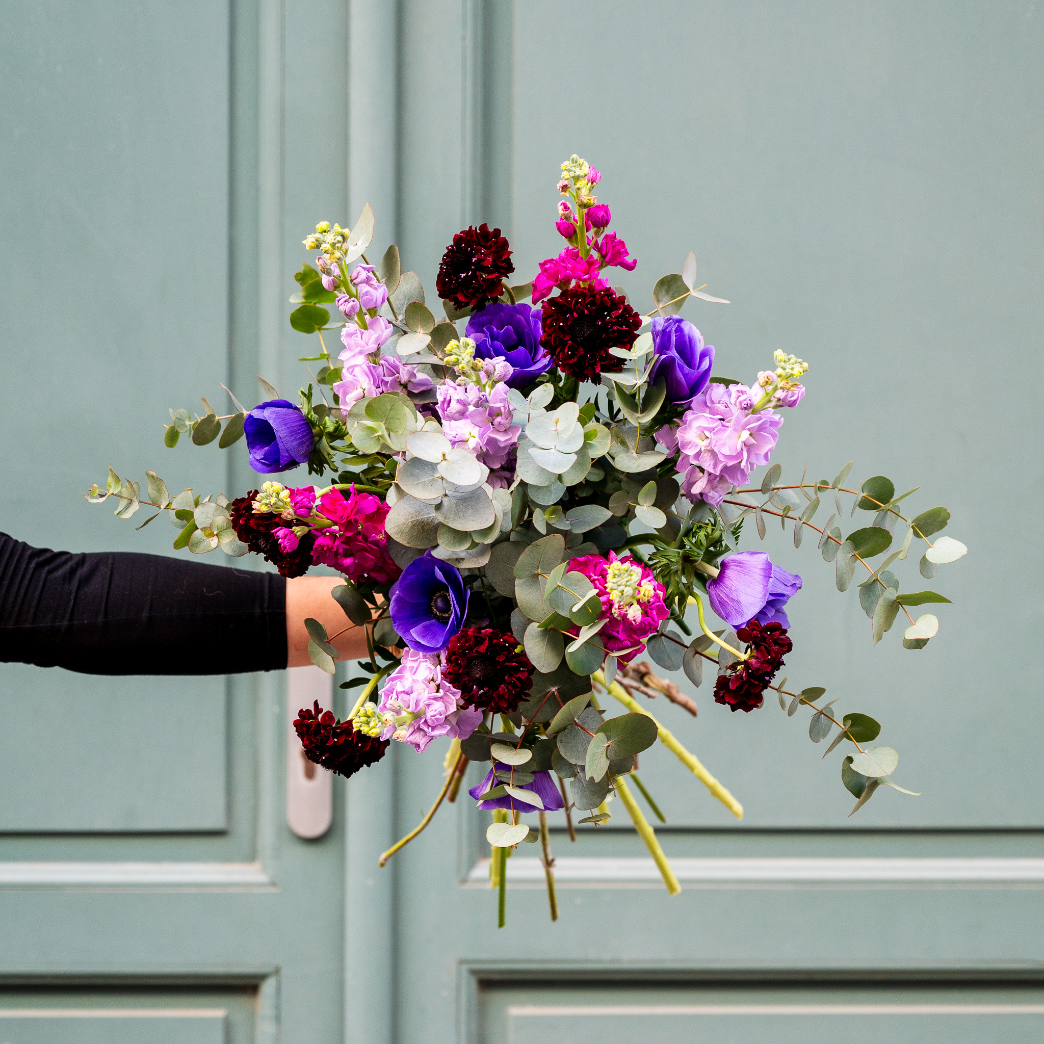 Bouquet élégant et coloré de fleurs françaises, avec anémones violettes et fleurs de saison, par Atelier Lavarenne à Lyon