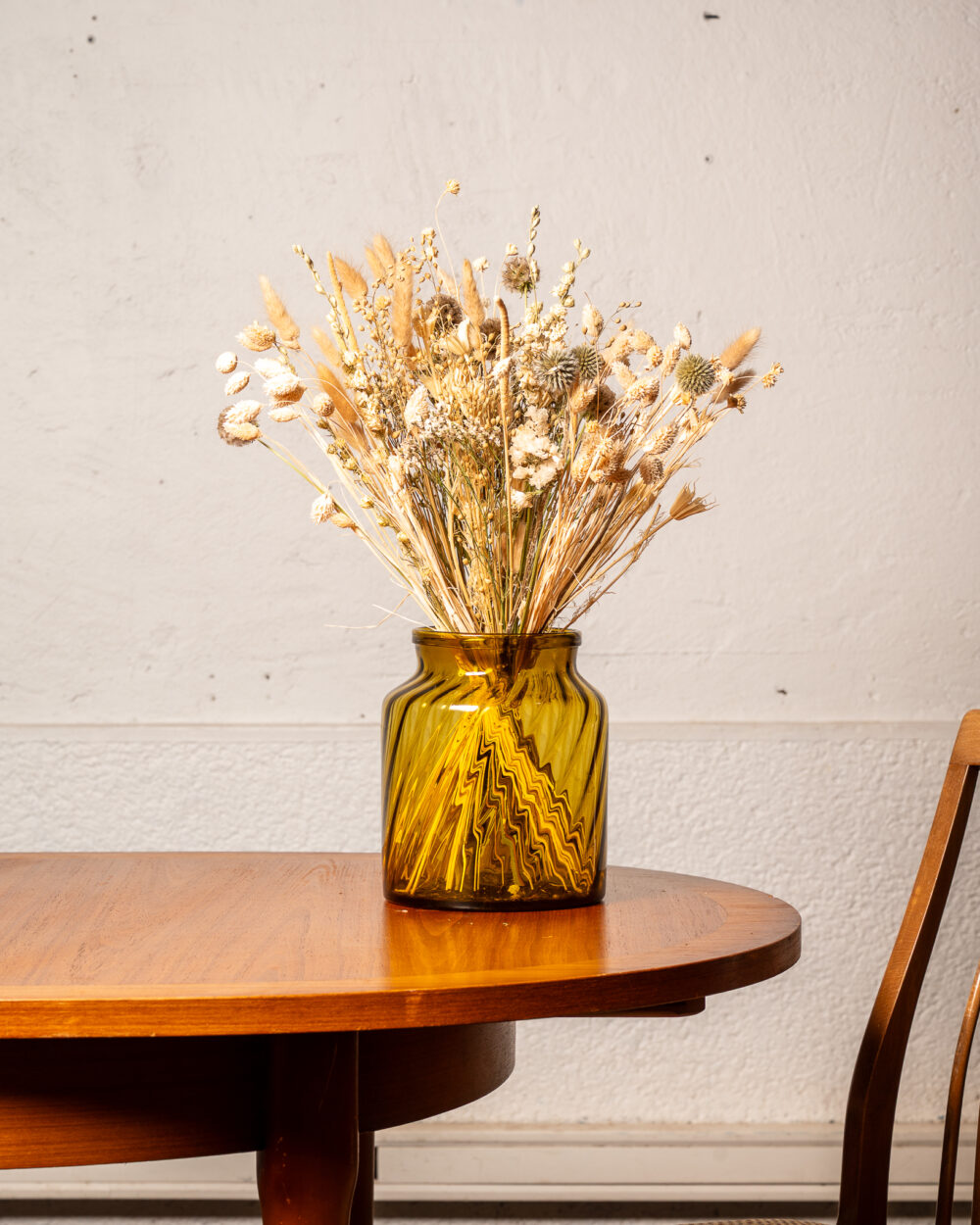 Bouquet de fleurs séchées naturelles "Iris" dans un vase en verre ambré, confectionné à la main à Lyon, aux tons blé et crème.