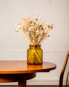 Bouquet de fleurs séchées naturelles "Iris" dans un vase en verre ambré, confectionné à la main à Lyon, aux tons blé et crème.
