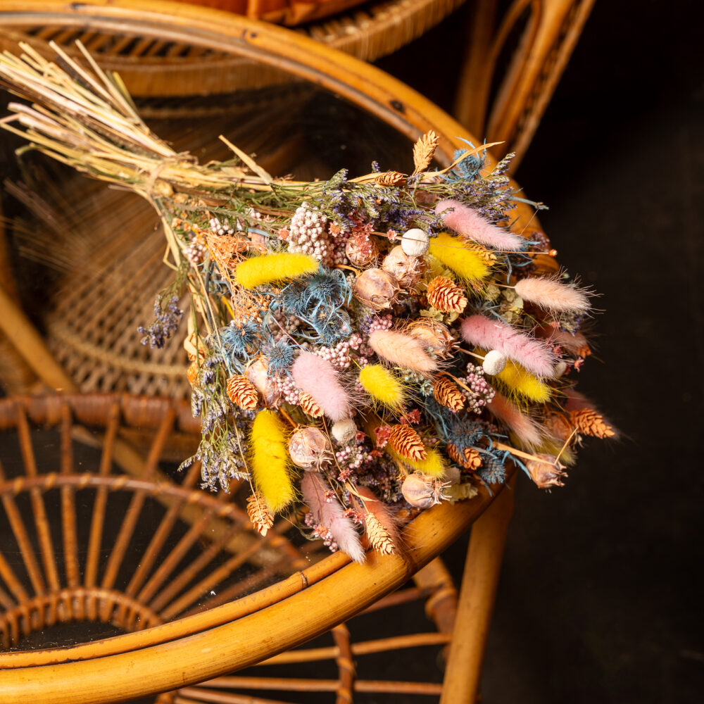 Bouquet de fleurs séchées multicolore fait main à Lyon, mélange de fleurs naturelles aux teintes vives, diamètre 15 à 20 cm.