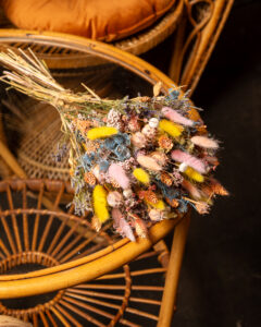 Bouquet de fleurs séchées multicolore fait main à Lyon, mélange de fleurs naturelles aux teintes vives, diamètre 15 à 20 cm.