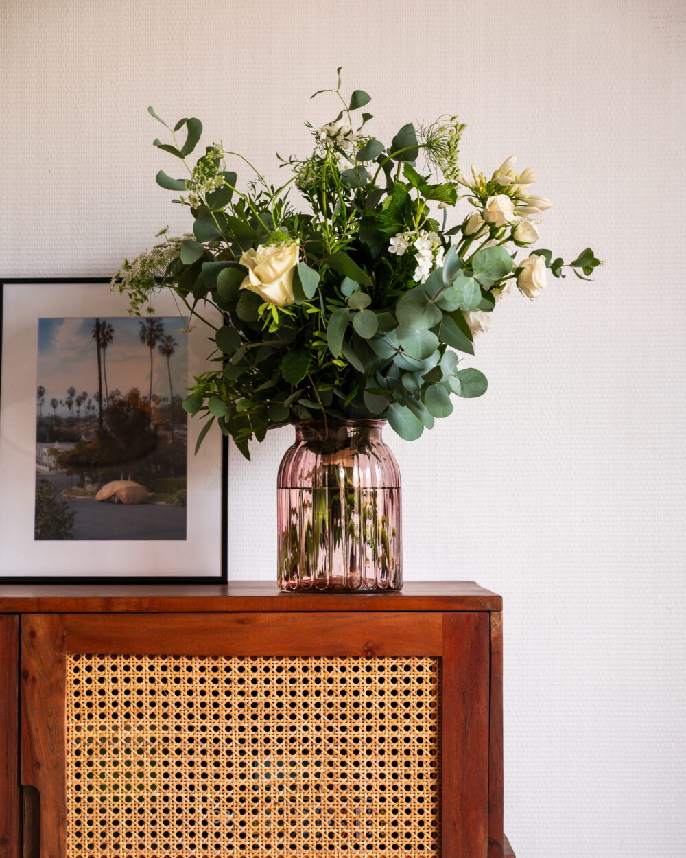 Ce vase en verre rose poudré aux courbes côtelées est idéal pour des bouquets de 25 à 40 cm. Une pièce délicate pour sublimer vos fleurs, fraîches ou séchées.