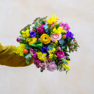 Bouquet du mois de janvier composé de fleurs de saison, petit format 45€, grand format 85€.