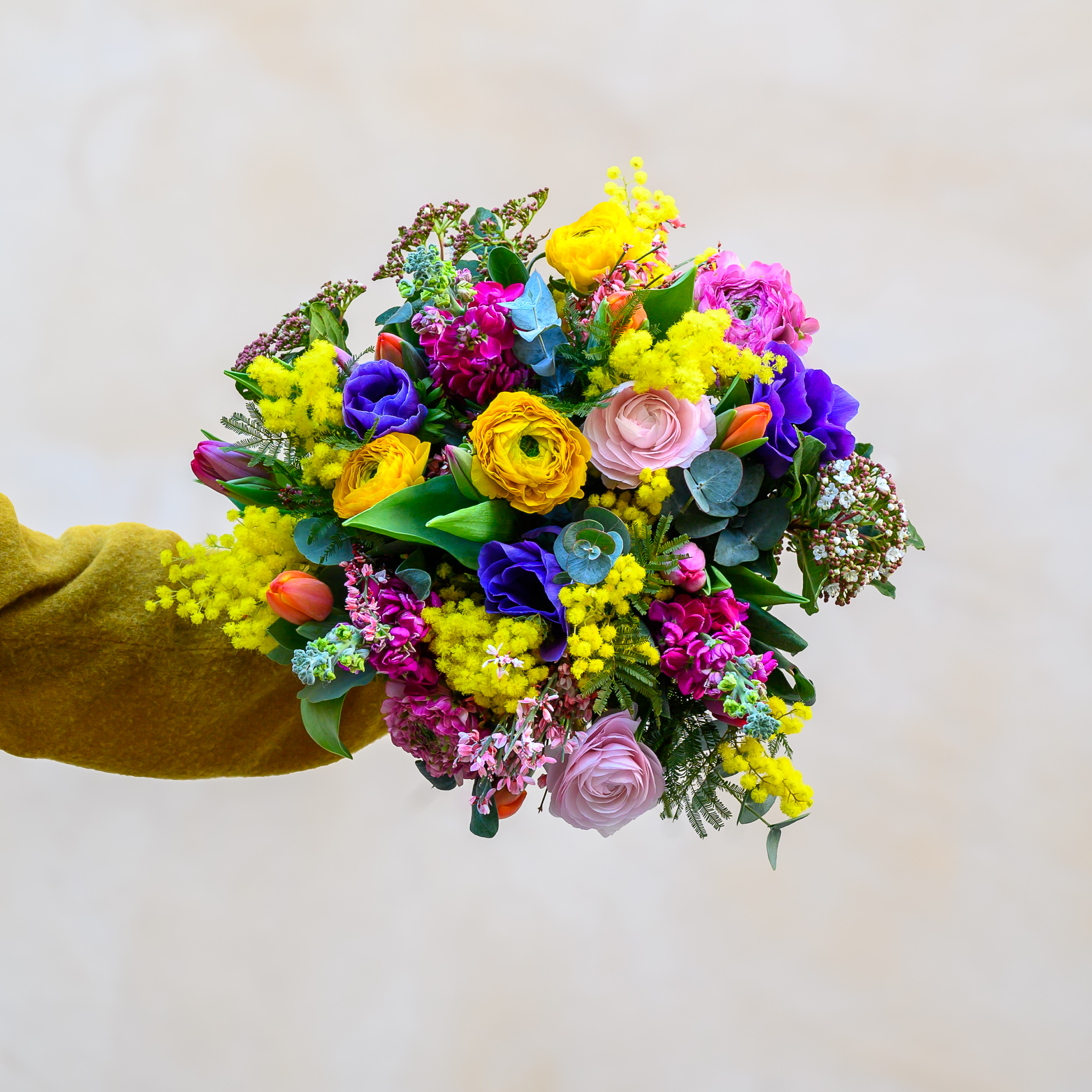 Bouquet du mois de janvier composé de fleurs de saison, petit format 45€, grand format 85€.